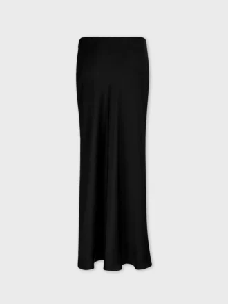 jupe longue en satin avec dtails en chane 2 330x439 - Jupe longue en satin avec d&eacute;tails en cha&icirc;ne